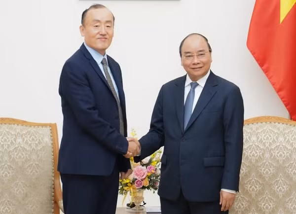 Thủ tướng Chính phủ Nguyễn Xuân Phúc tiếp Trưởng đại diện Tổ chức Y tế thế giới tại Việt Nam, TS. Kidong Park. Ảnh: VGP