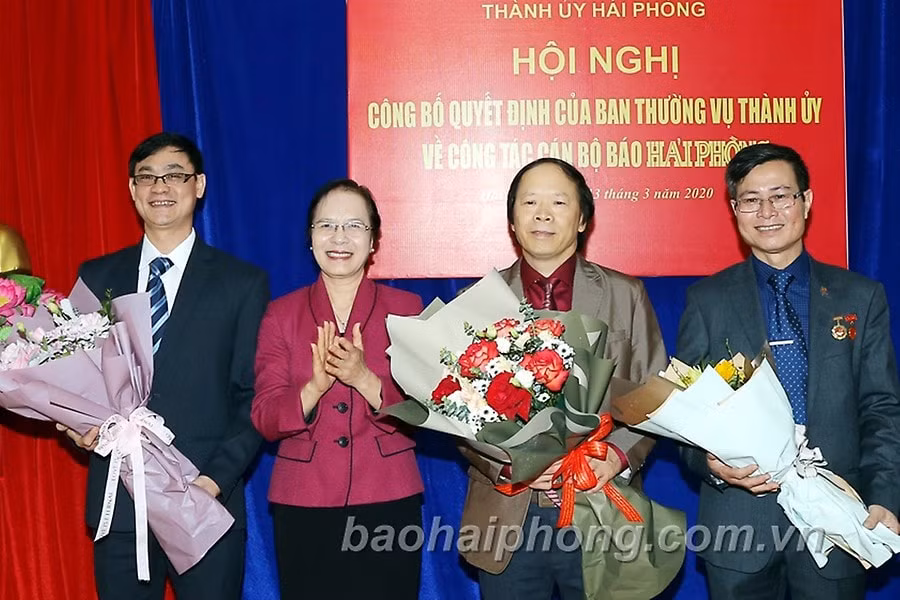 Đồng chí Nguyễn Thị Nghĩa, Phó bí thư Thường trực Thành ủy, Trưởng Đoàn đại biểu Quốc hội Hải Phòng chúc mừng đồng chí Nguyễn Ngọc Ánh giữ chức vụ Tổng Biên tập Báo Hải Phòng và đồng chí Lê Trọng Nghĩa, Hoàng Đình Thi nghỉ hưu, hưởng chế độ Bảo hiểm xã hội. Ảnh: baohaiphong.com.vn