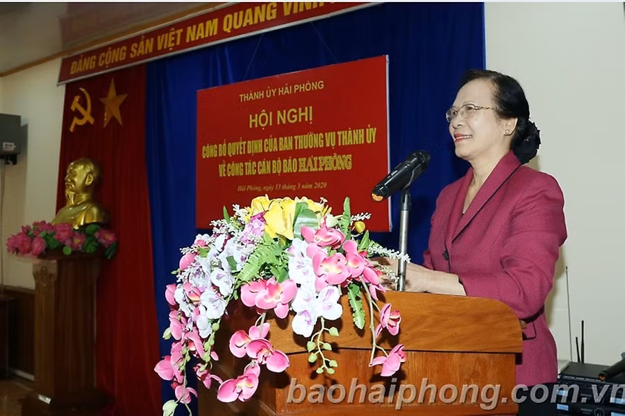 Đồng chí Nguyễn Thị Nghĩa, Phó bí thư Thường trực Thành ủy, Trưởng Đoàn đại biểu Quốc hội Hải Phòng phát biểu giao nhiệm vụ. Ảnh: baohaiphong.com.vn