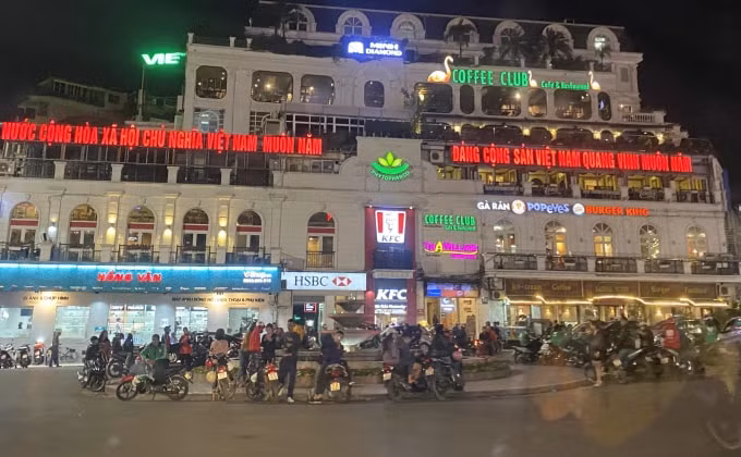 Các ngành dịch vụ bị ảnh hưởng nặng bởi Covid -19 cũng là nguyên nhân khiến thu thuê bị giảm. Ảnh: Dương Lâm