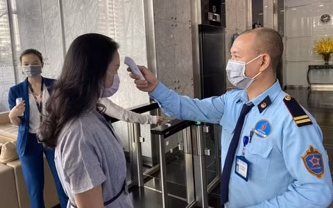 Tất cả người nhập cảnh vào Việt Nam đều phải thực hiện khai báo y tế bắt buộc. Ảnh: TL