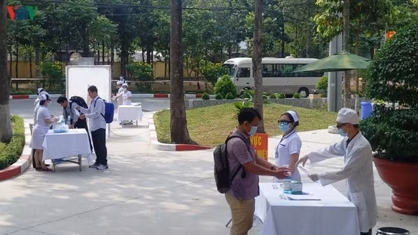 Lực lượng quân đội tổ chức diễn tập phòng chống dịch COVID. Ảnh: VOV