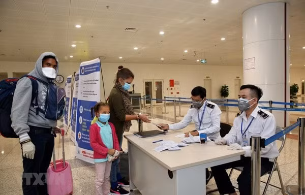 Hành khách làm thủ tục khai báo y tế trước khi nhập cảnh vào Việt Nam tại cửa khẩu Sân bay quốc tế Nội Bài (Hà Nội), chiều 7/3. Ảnh: TTXVN