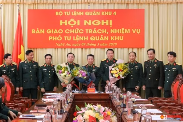 Lãnh đạo Bộ Tư lệnh Quân khu 4 và Binh đoàn 12 chúc mừng Thiếu tướng Nguyễn Sỹ Hội và Thiếu tướng Nguyễn Anh Tuấn.