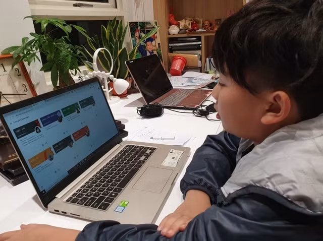 Bộ GD&ĐT yêu cầu tăng cường dạy học qua internet, trên truyền hình trong thời gian nghỉ học để phòng, chống Covid-19. Ảnh TL.