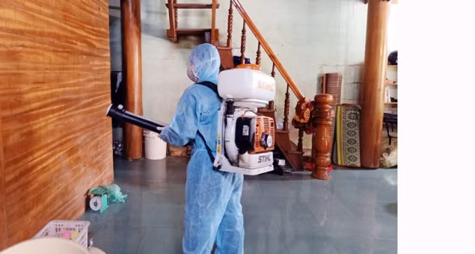 Phun hóa chất khử khuẩn tại khu dân cư nơi có người cách ly. Ảnh TL.