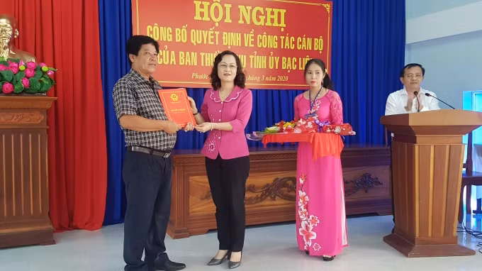 Bà Lê Thị Ái Nam, Phó Bí thư Thường trực Tỉnh ủy trao quyết định điều động ông Phạm Thanh Hải giữ chức vụ Phó Giám đốc Sở NN&PTNT tỉnh. (Ảnh: Minh Luân)