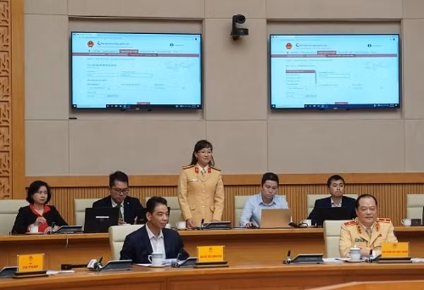 Cán bộ công an thực hiện quy trình nộp phạt trực tuyến trên Cổng Dịch vụ công quốc gia tại Hội nghị. Ảnh: VGP