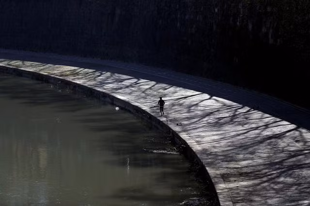 Một người đàn ông tập thể dục tại Rome, Italy. Ảnh: Reuters