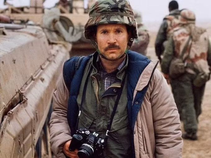 Phóng viên ảnh Steve McCurry khi ở chiến trường.