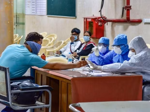 Người dân Ấn Độ đến kiếm tra sức khoẻ tại bệnh viện Gandhi tại Hyderabad.