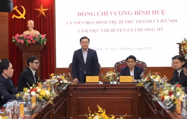 Ủy viên Bộ Chính trị, Bí thư Thành ủy Hà Nội Vương Đình Huệ với Huyện ủy Chương Mỹ. Ảnh: Thế Công