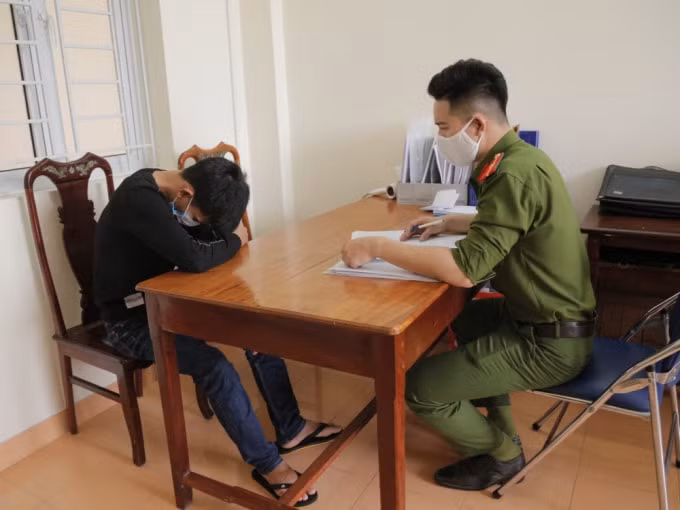 Cơ quan điều tra lấy lời khai đối tượng. Ảnh CAHT