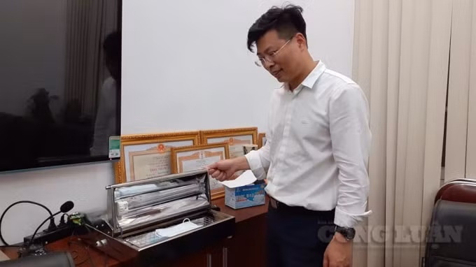 PGS.TS Doãn Ngọc Hải&nbsp;-Viện trưởng Viện Sức khoẻ nghề nghiệp và Môi trường (Bộ Y tế) tiến hành kiểm tra ban đầu mẫu khẩu trang mà phóng viên mang tới. Ảnh H.Long.