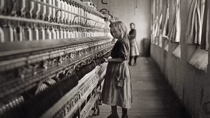 famous-photographers-Lewis-Hine-1908-child-cotton-mill