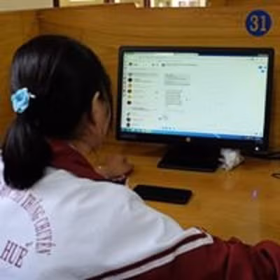 Học sinh lớp 9 và 12 sẽ học qua truyền hình.