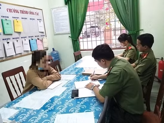 Công an làm việc với chủ tài khoản facebook tung tin giả. Ảnh: PV