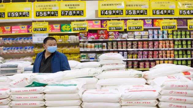 Một khách hàng đeo mặt nạ mua bột mì tại một siêu thị vào ngày 12 tháng 5 năm 2020 ở Thái Nguyên, tỉnh Sơn Tây, Trung Quốc. Ảnh: CNBC