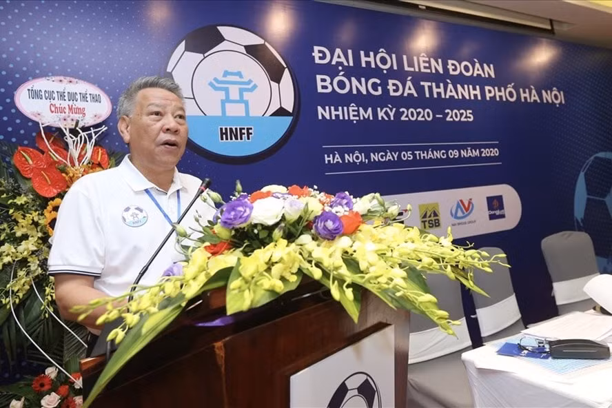Tân Chủ tịch Liên đoàn Bóng đá Hà Nội (HNFF), ông Tô Văn Động phát biểu. Ảnh: internet.
