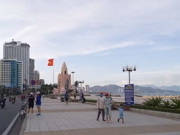 Người dân dạo chơi, thể dục trước quảng trường 2/4, TP. Nha Trang, Khánh Hòa