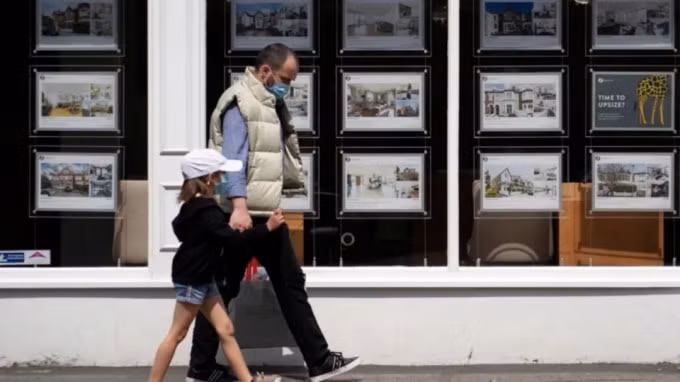 Một văn phòng bất động sản ở London, Vương quốc Anh nói rằng những người mang hộ chiếu Quốc tịch Anh ở nước ngoài từ Hồng Kông sẽ có quyền ở lại đất nước này trong 5 năm và sau đó xin nhập quốc tịch. Ảnh: EPA / Jiji
