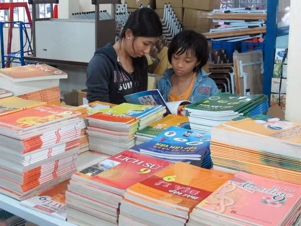 Giá sách giáo khoa ngày càng tăng cao khiến phụ huynh thêm gánh nặng. Ảnh: TL.