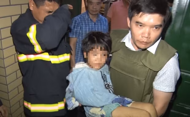 Công an Bắc Ninh đột nhập, giải cứu cháu bé. Ảnh: TL