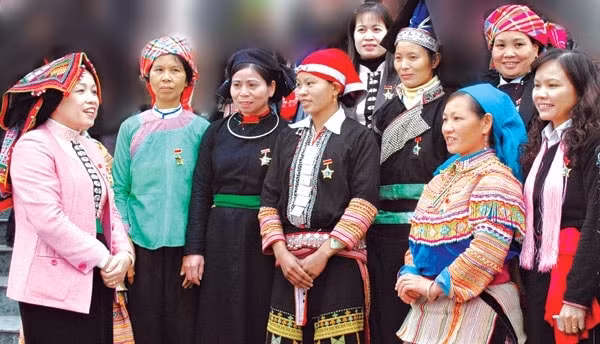 Bổ sung trường hợp nữ cán bộ, công chức là người dân tộc thiểu số được nghỉ hưu ở tuổi cao hơn. Ảnh minh họa