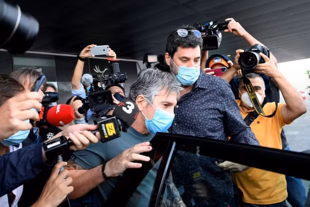 Ngày 2/9, cha Messi đã đến trụ sở Barca. Ảnh: internet.
