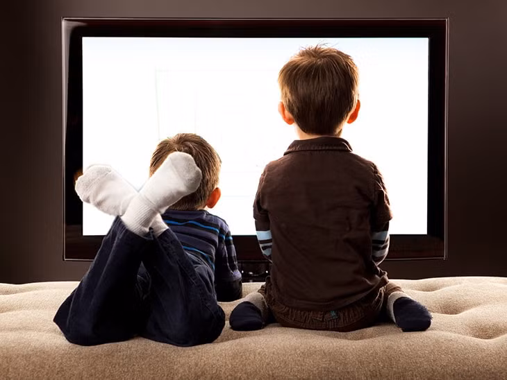 Trẻ em xem quá nhiều tivi, màn hình máy tính sẽ ảnh hưởng đến học tập. Ảnh: internet.