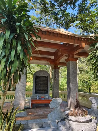 Bia di tích Trung đội giải phóng quân Phạm Hồng Thái.