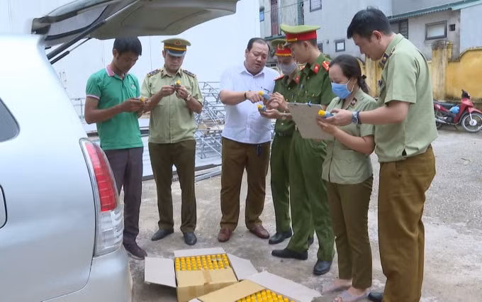 Các cơ quan chức năng đang kiểm tra số thuốc bảo vệ thực vật bị bắt giữ