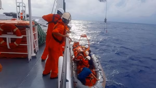 Tàu SAR 412 tiếp cận, cứu sống ngư dân tàu QNg95618, tháng 6/2019