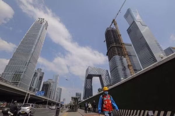 Các nhà chuyên môn dự báo, nền kinh tế Trung Quốc sẽ vượt Mỹ vào năm 2032 bất chấp sự chèn ép từ phía Mỹ - Ảnh: EPA-EFE