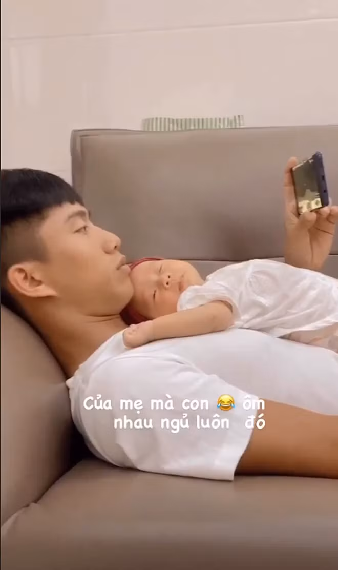 Cầu thủ Phan Văn Đức nghịch ngợm đồ của con gái và chuẩn bị bánh sinh nhật cho vợ Nhật Linh. Ảnh: internet.