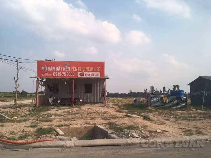 Mặc dù hạ tầng còn ngổn ngang, chưa có báo cáo đánh giá tác động môi trường nhưng dự án Khu nhà ở thôn Cầu Gạo - Yên Phụ New Life đã rầm rộ mở bán trái quy định của pháp luật.