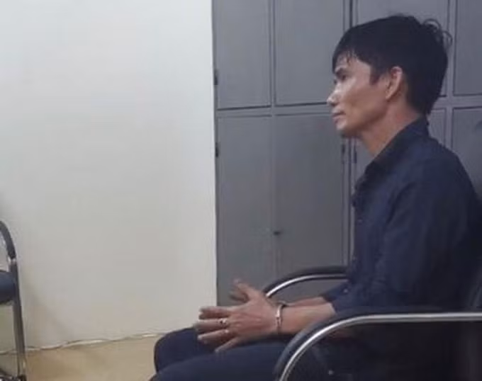 Bắt được gã bố đẻ bạo hành con gái 6 tuổi dã man ở Bắc Ninh khi đang trốn trong nhà bạn. Ảnh: TL.