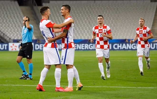 Tuyển Croatia bất ngờ dẫn bàn sau pha lập công của Lovren. Ảnh: internet.
