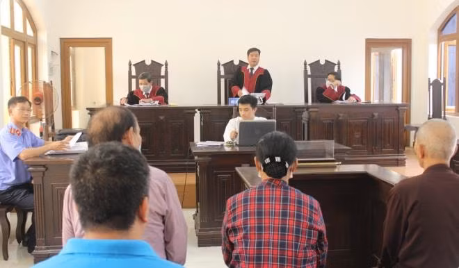 Đến 10h30 phiên tòa mới khai mạc (nhưng cũng chỉ diễn ra khoảng 10 phút) để đọc quyết định hoãn. Ảnh: vov.