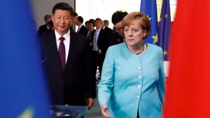 Thủ tướng Đức Angela Merkel và Chủ tịch Trung Quốc Tập Cận Bình dự một buổi lễ ở Berlin năm 2017. Chiến lược Ấn Độ - Thái Bình Dương mới của Đức có cách tiếp cận cứng rắn hơn đối với Bắc Kinh. Ảnh: Reuters