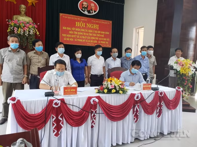 Lãnh đạo 2 tỉnh ký biên bản bàn giao địa giới hành chính.