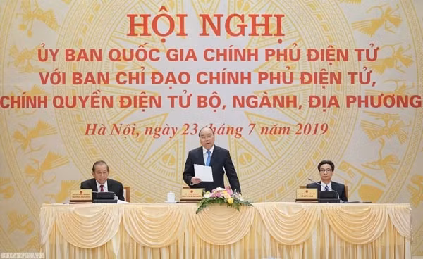 Thủ tướng Nguyễn Xuân Phúc và các Phó Thủ tướng Trương Hòa Bình, Vũ Đức Đam tại Hội nghị trực tuyến Ủy ban quốc gia về Chính phủ điện tử. Ảnh: VGP