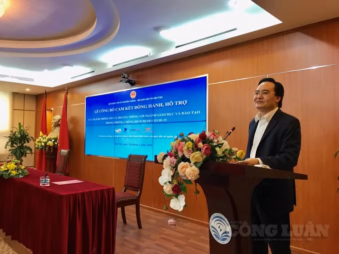 Bộ trưởng Bộ GD&ĐT Phùng Xuân Nhạ phát biểu tại lễ ký kết