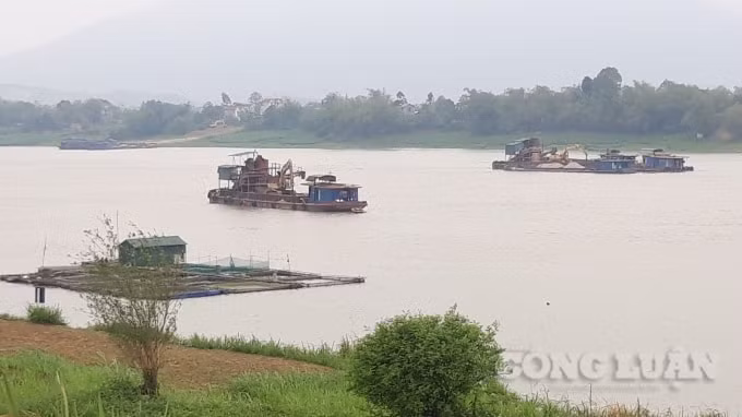 Nhiều phương tiện khai thác cát sỏi đã di chuyển đi nơi khác.