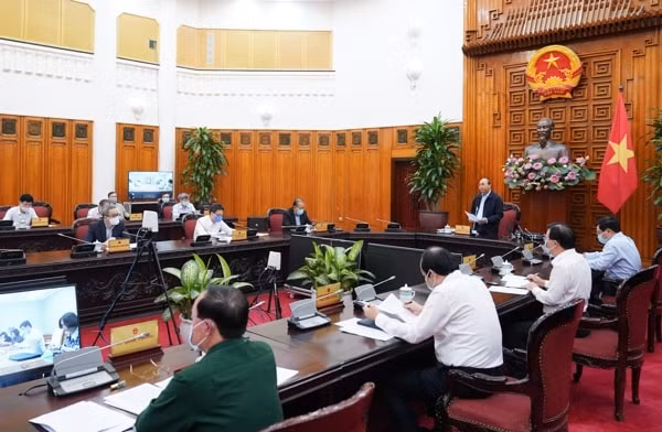 Thủ tướng chủ trì họp Thường trực Chính phủ bàn các giải pháp mới chống dịch COVID-19, sáng 26/3. Ảnh: VGP