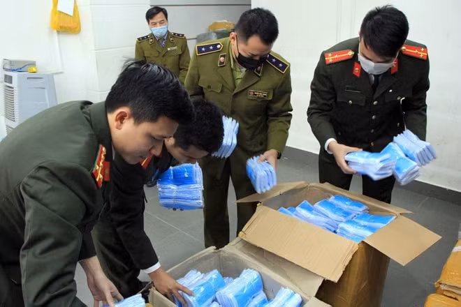 Công an Hà Nội kiểm tra cơ sở nghi đầu cơ khẩu trang ở quận Thanh Xuân, Hà Nội.