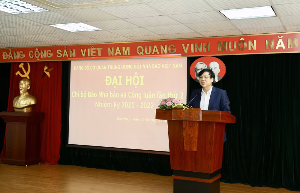Đồng chí Hồ Quang Lợi, Phó Bí thư Đảng Đoàn, Bí Thư Đảng ủy, Phó Chủ tịch Thường trực Hội Nhà báo Việt Nam phát biểu tại Đại hội. Ảnh: Sơn Hải