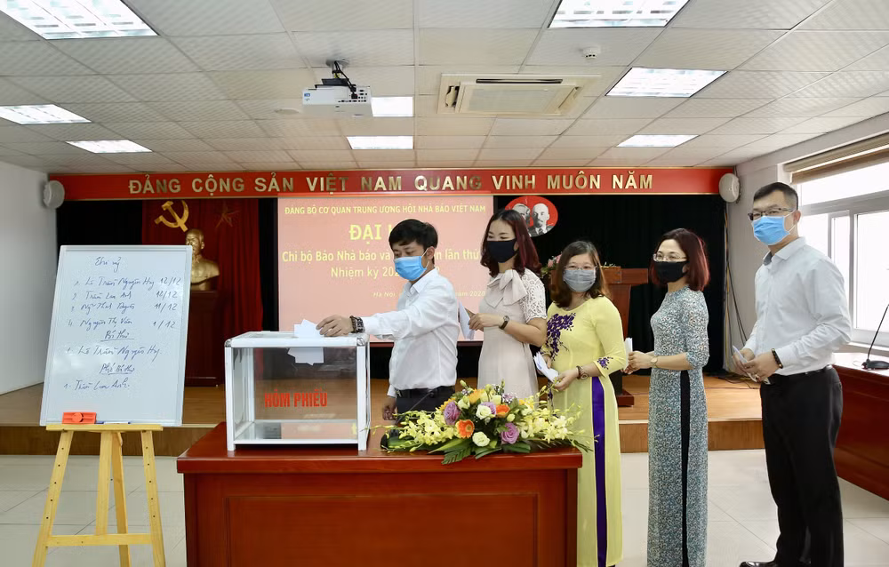 Đại hội tiến hành bỏ phiếu bầu. Ảnh: Sơn Hải