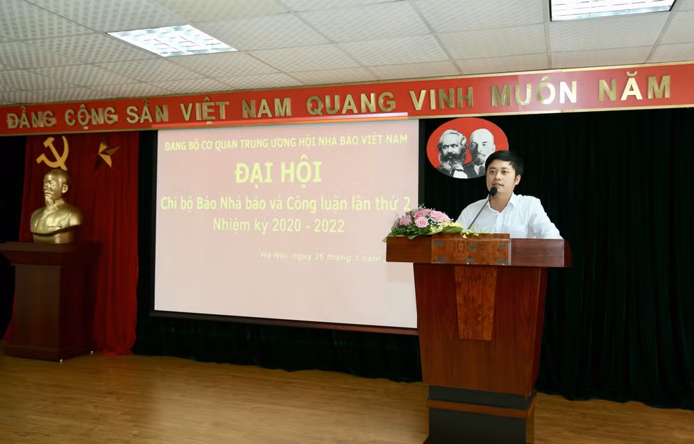 Đồng chí Lê Trần Nguyên Huy, Ủy viên Ban Chấp hành Hội Nhà báo Việt Nam, Bí thư Chi bộ, Tổng Biên tập Báo Nhà báo và Công luận phát biểu tại Đại hội. Ảnh: Sơn Hải