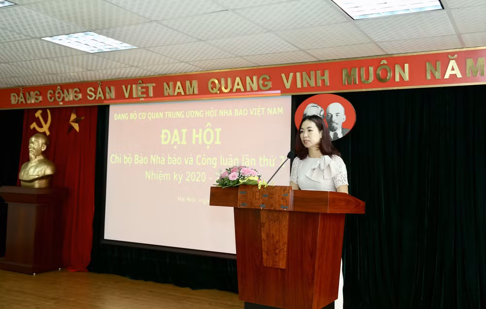 Đồng chí Trần Lan Anh, Phó Bí thư Chi bộ, Phó Tổng Biên tập kiêm Tổng Thư ký báo Nhà báo và Công luận trình bày báo cáo tổng kết nhiệm kỳ 2017 - 2020. Ảnh: Sơn Hải